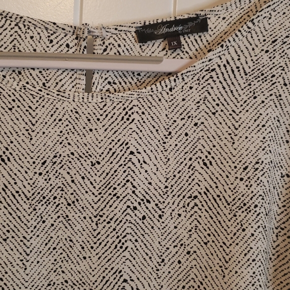 ANDREE BY UNIT flutter sleeve blouse 1X - Picture 3 of 4